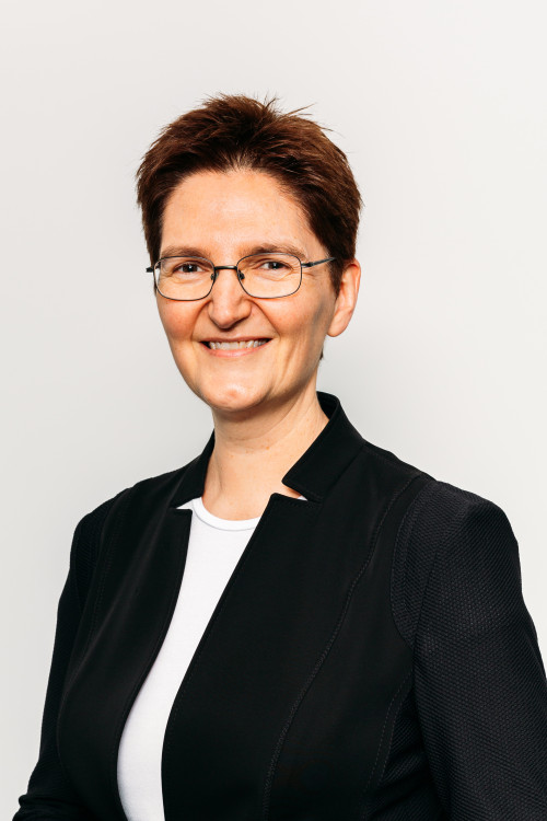 Head and shoulders photographic portrait of Abbe Anderson, National Commissioner for Te Whatu Ora